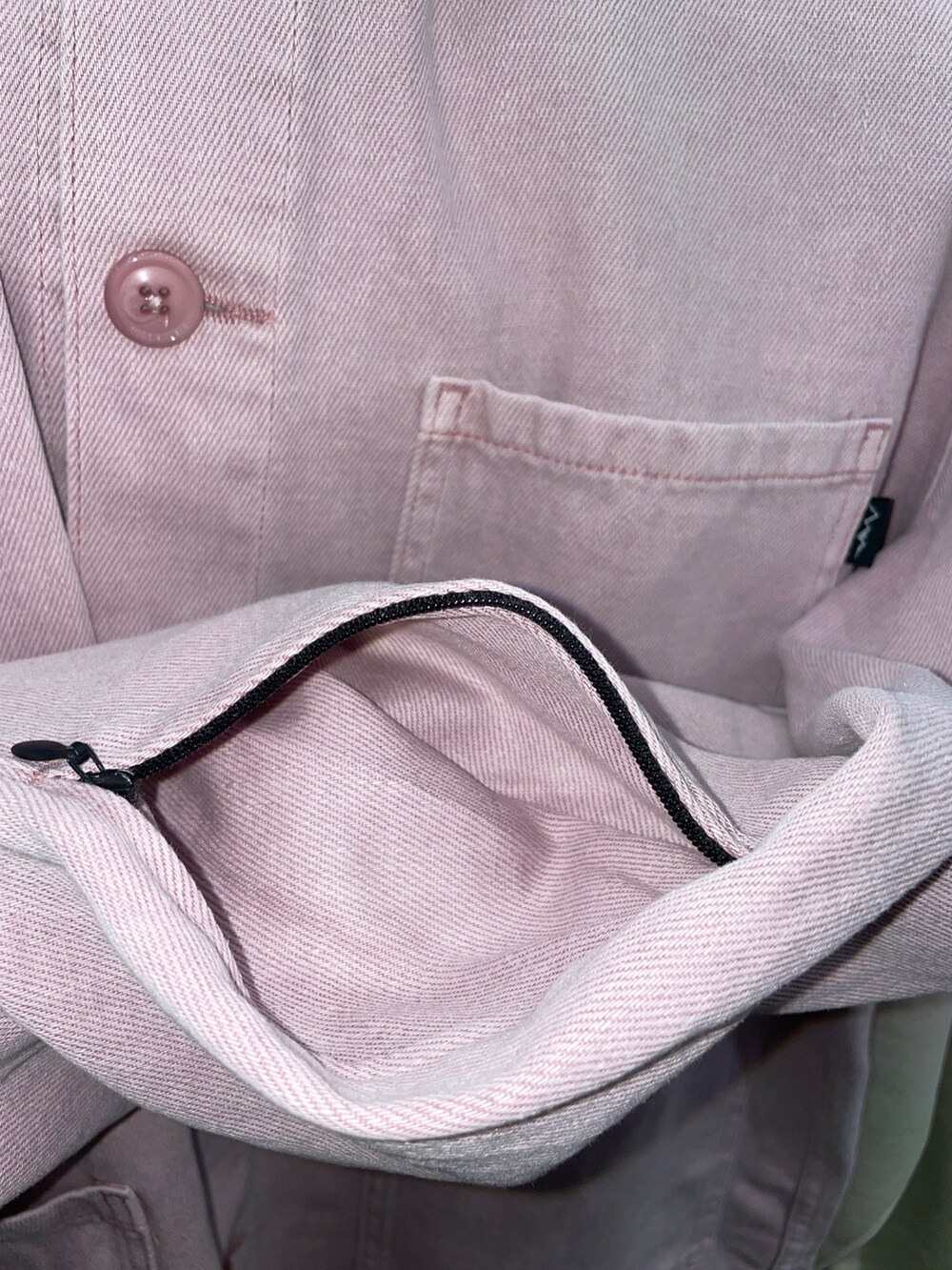 ピンク系のブルゾン、グリーン系のスニーカーを着用したメンズの春コーディネートの5枚目の写真