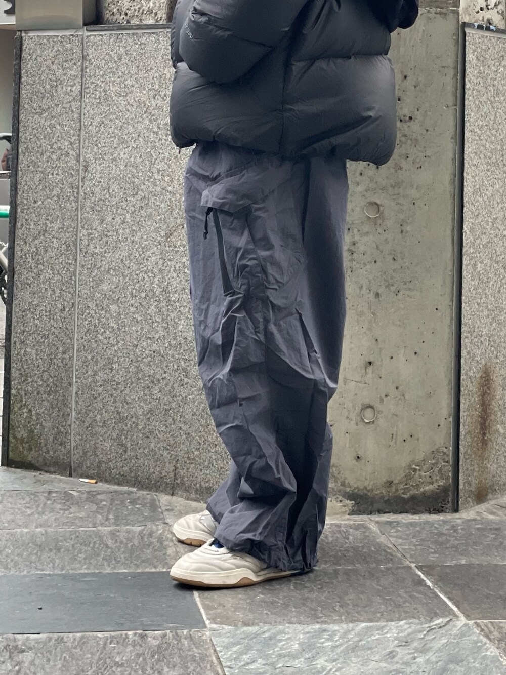 ブラック系のダウンジャケット/コート、グレー系のカーゴパンツを着用したメンズの冬コーディネートの9枚目の写真