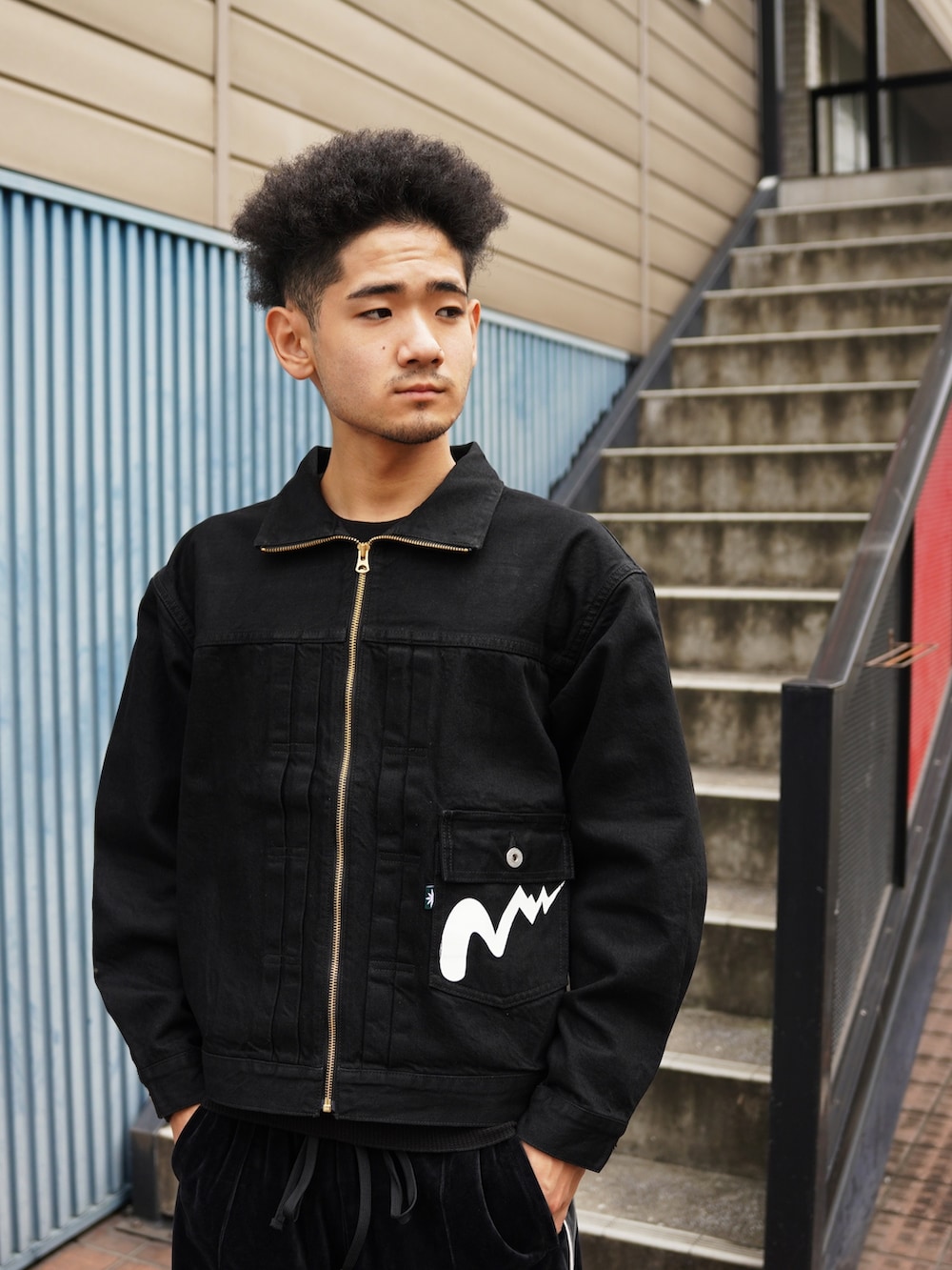 ブラック系のデニムジャケット、ブラック系のその他パンツ、ベージュ系のサンダルを着用したメンズの秋コーディネートの4枚目の写真