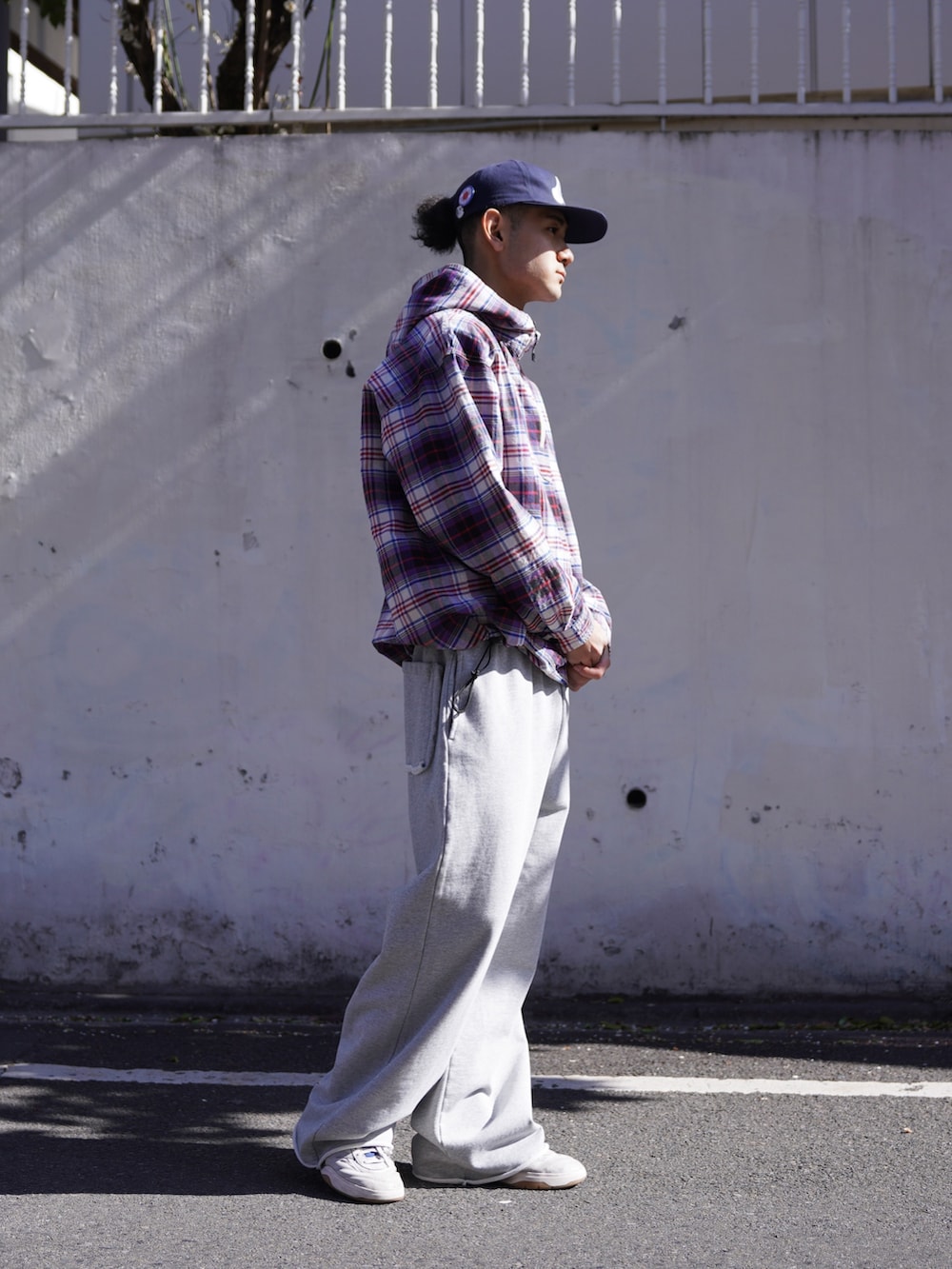 パープル系のブルゾン、グレー系のスウェットパンツを着用したメンズの冬コーディネートの2枚目の写真