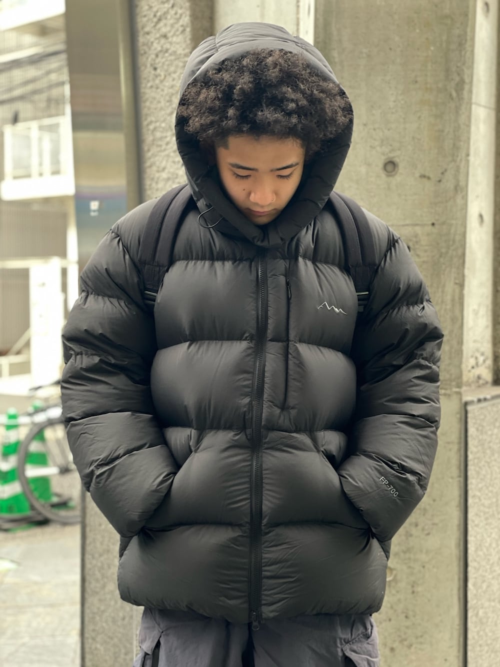 ブラック系のダウンジャケット/コート、グレー系のカーゴパンツを着用したメンズの冬コーディネートの4枚目の写真