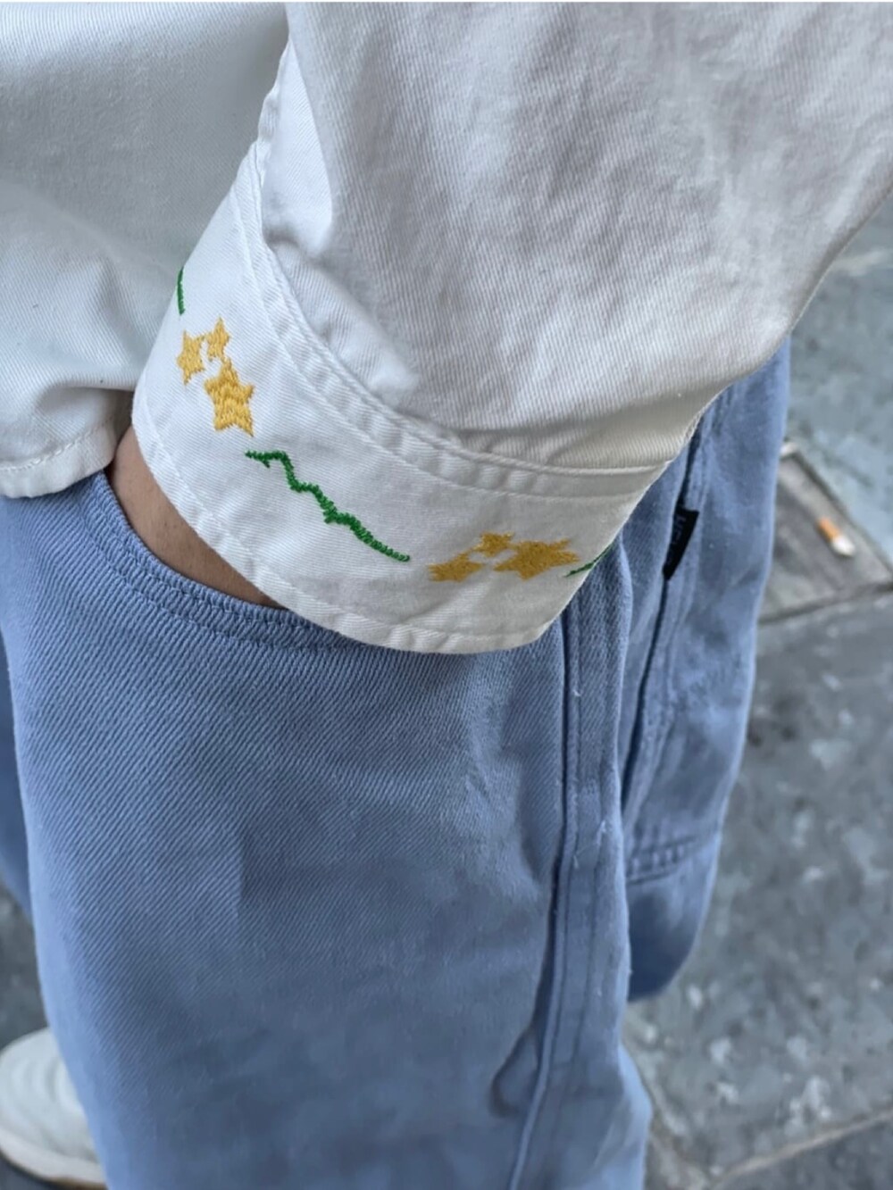 ブラック系のシャツ/ブラウス、ブルー系のその他パンツを着用したメンズの冬コーディネートの8枚目の写真