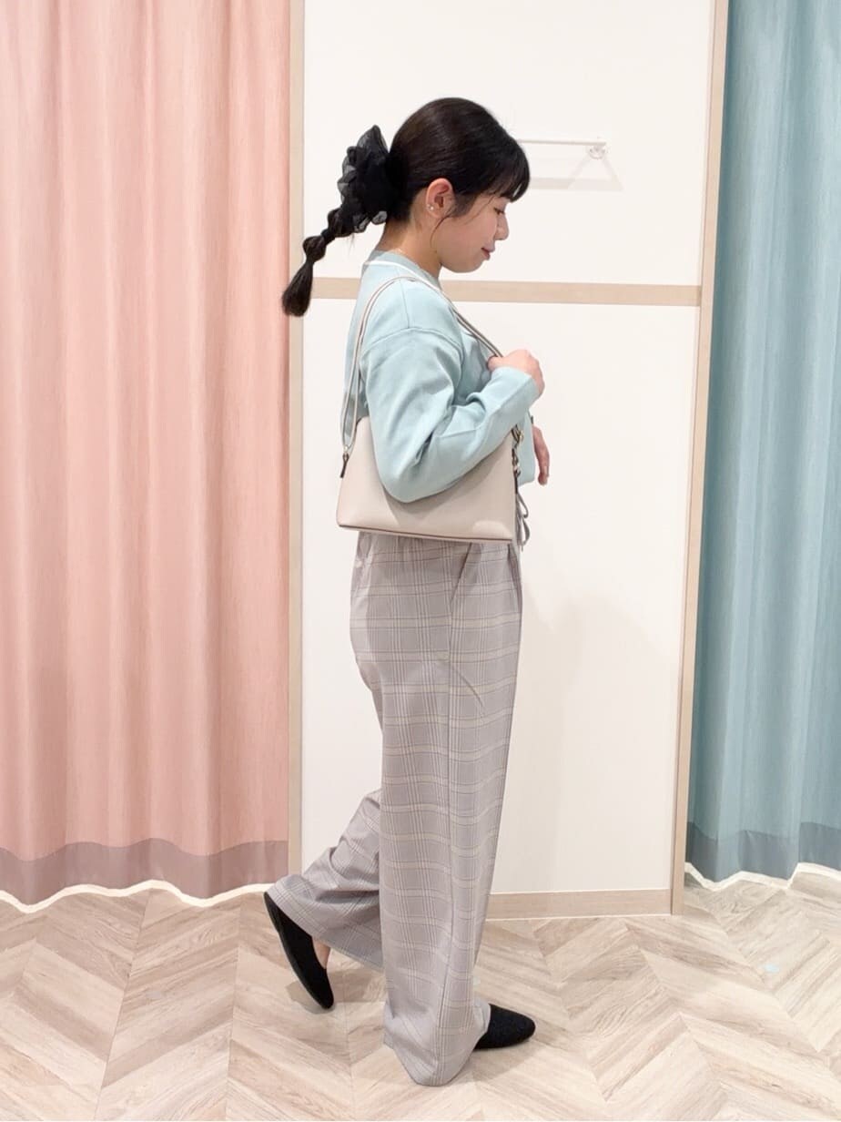 グリーン系のニット/セーター、ブラック系のその他パンツ、ブラック系のパンプスを着用したレディースの冬コーディネートの4枚目の写真