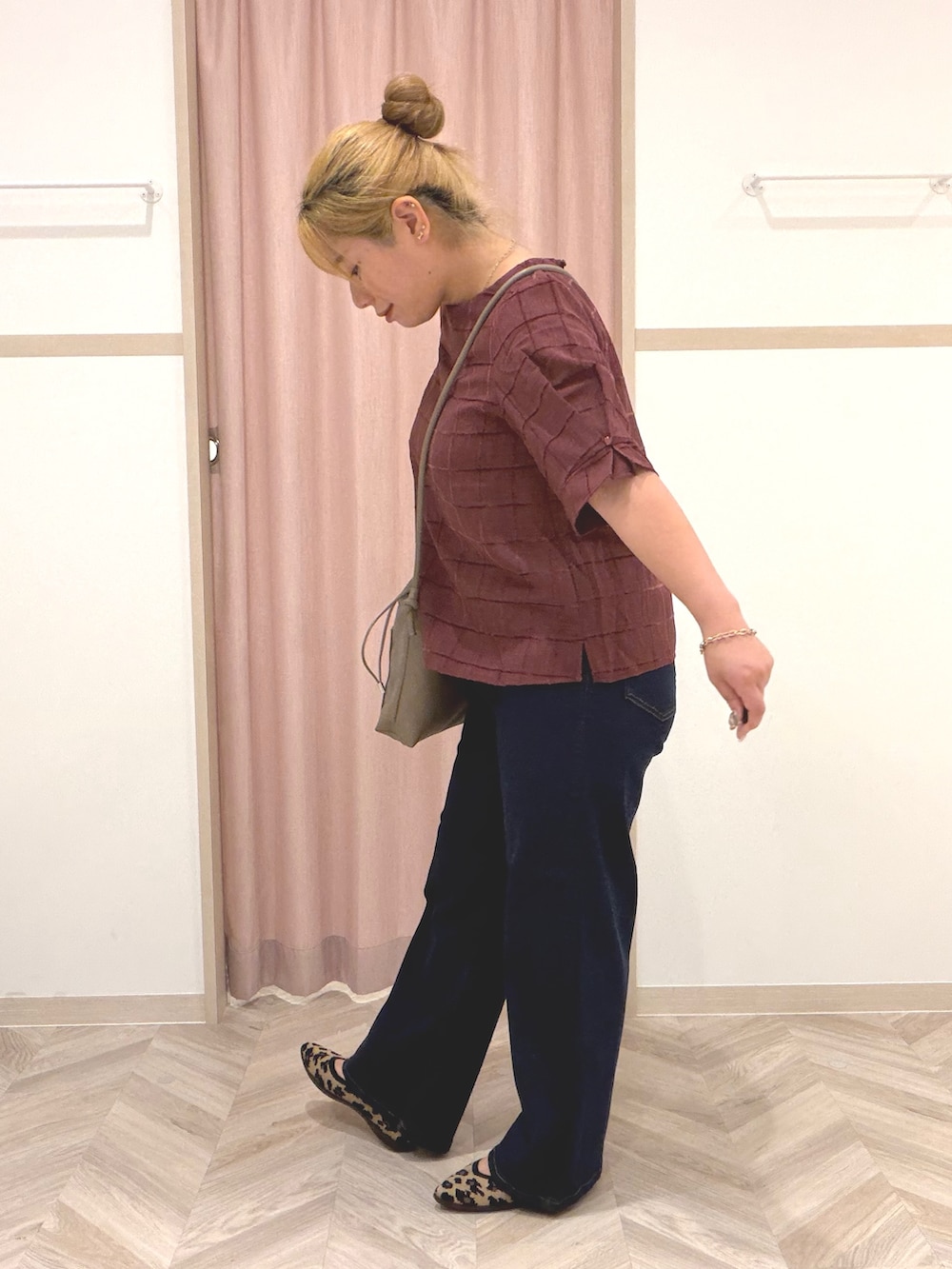 レッド系のシャツ/ブラウス、ブルー系のデニムパンツ、ブラウン系のパンプスを着用したレディースの夏コーディネートの3枚目の写真