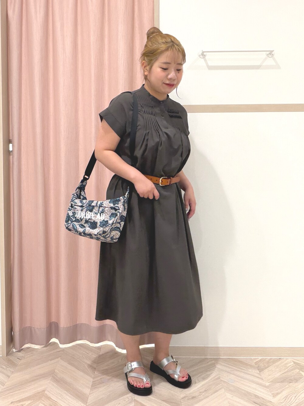 ブラウン系のワンピース、シルバー系のサンダル、ベージュ系のショルダーバッグを着用したレディースの夏コーディネートの3枚目の写真