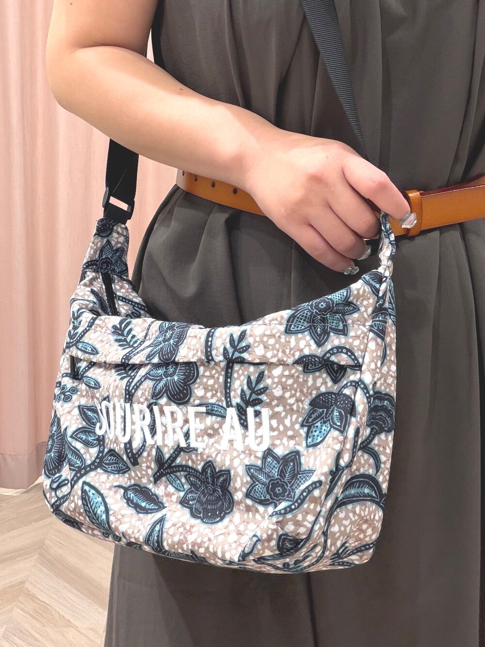 ブラウン系のワンピース、シルバー系のサンダル、ベージュ系のショルダーバッグを着用したレディースの夏コーディネートの8枚目の写真