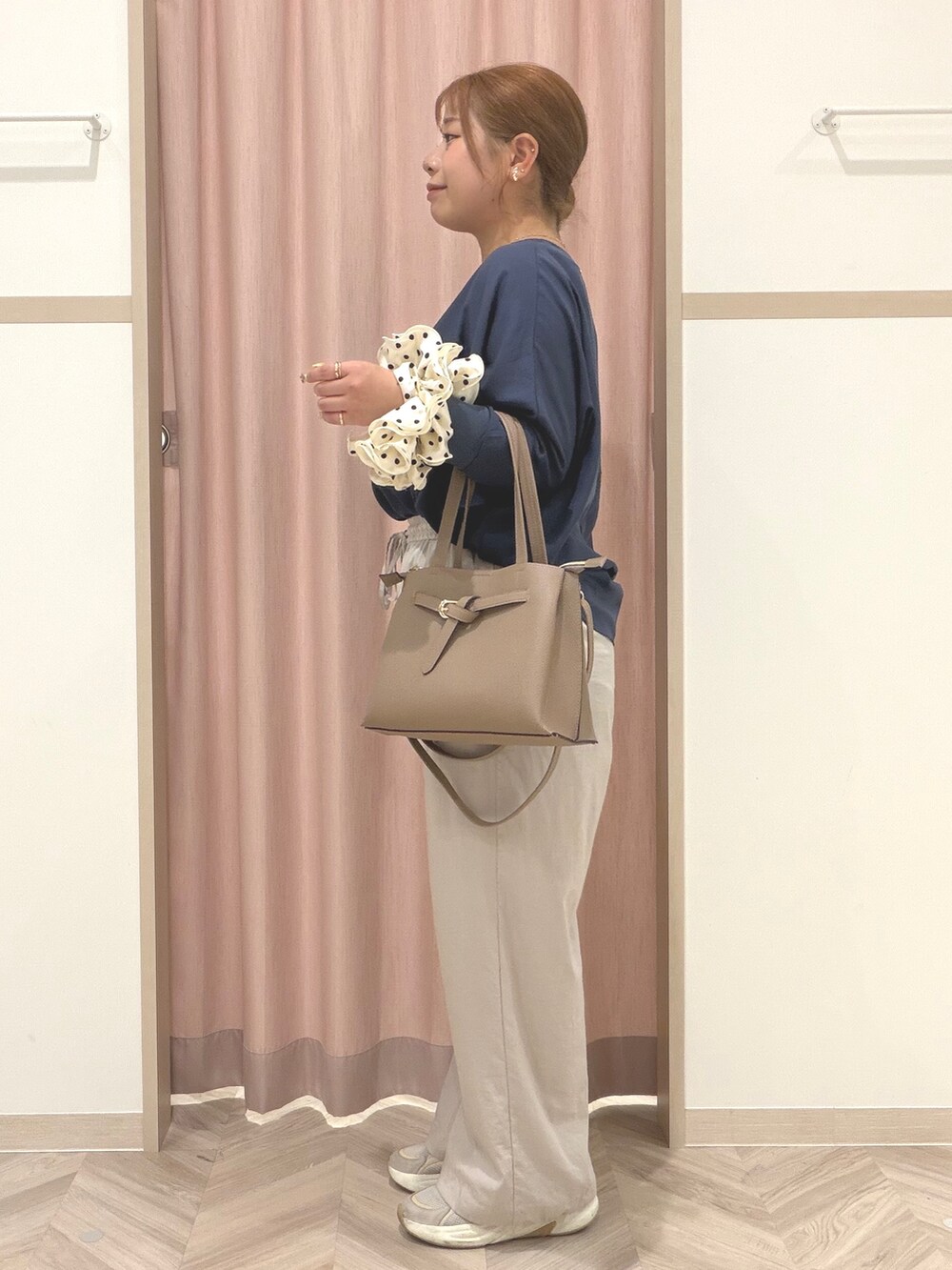 ブルー系のシャツ/ブラウス、ベージュ系のその他パンツ、ベージュ系のトートバッグを着用したレディースの秋コーディネートの4枚目の写真