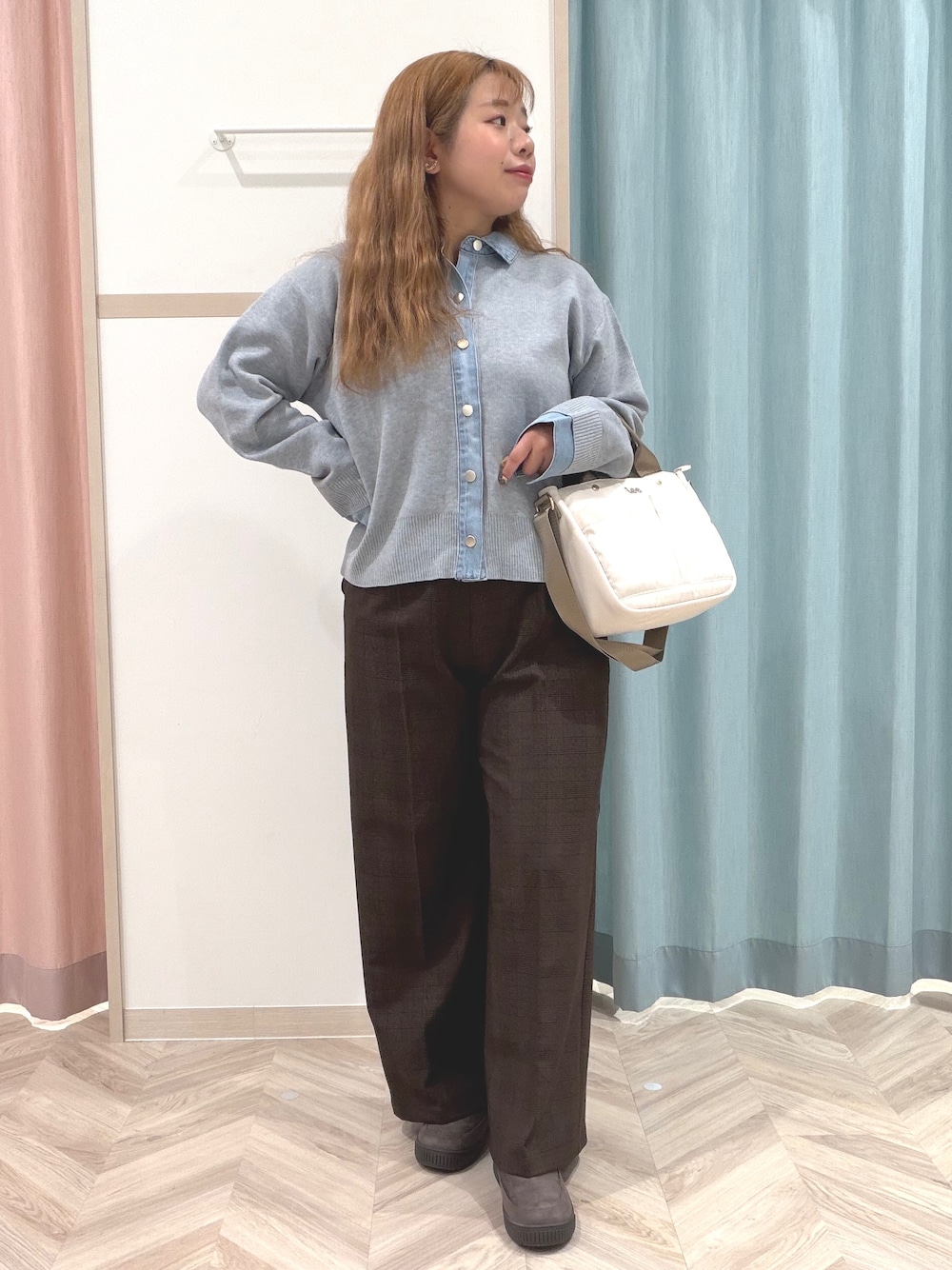 グレー系のカーディガン/ボレロ、ブラウン系のその他パンツ、ブラウン系のブーツを着用したレディースの秋コーディネートの2枚目の写真
