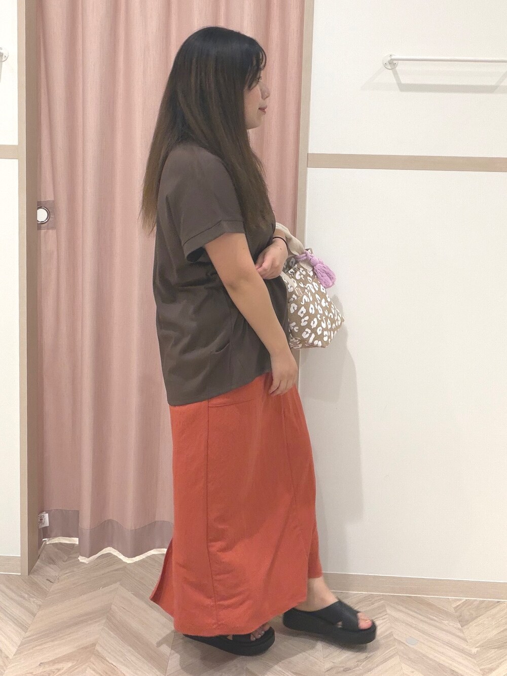 ブラウン系のTシャツ/カットソー、レッド系のスカート、ブラック系のサンダルを着用したレディースの夏コーディネートの3枚目の写真