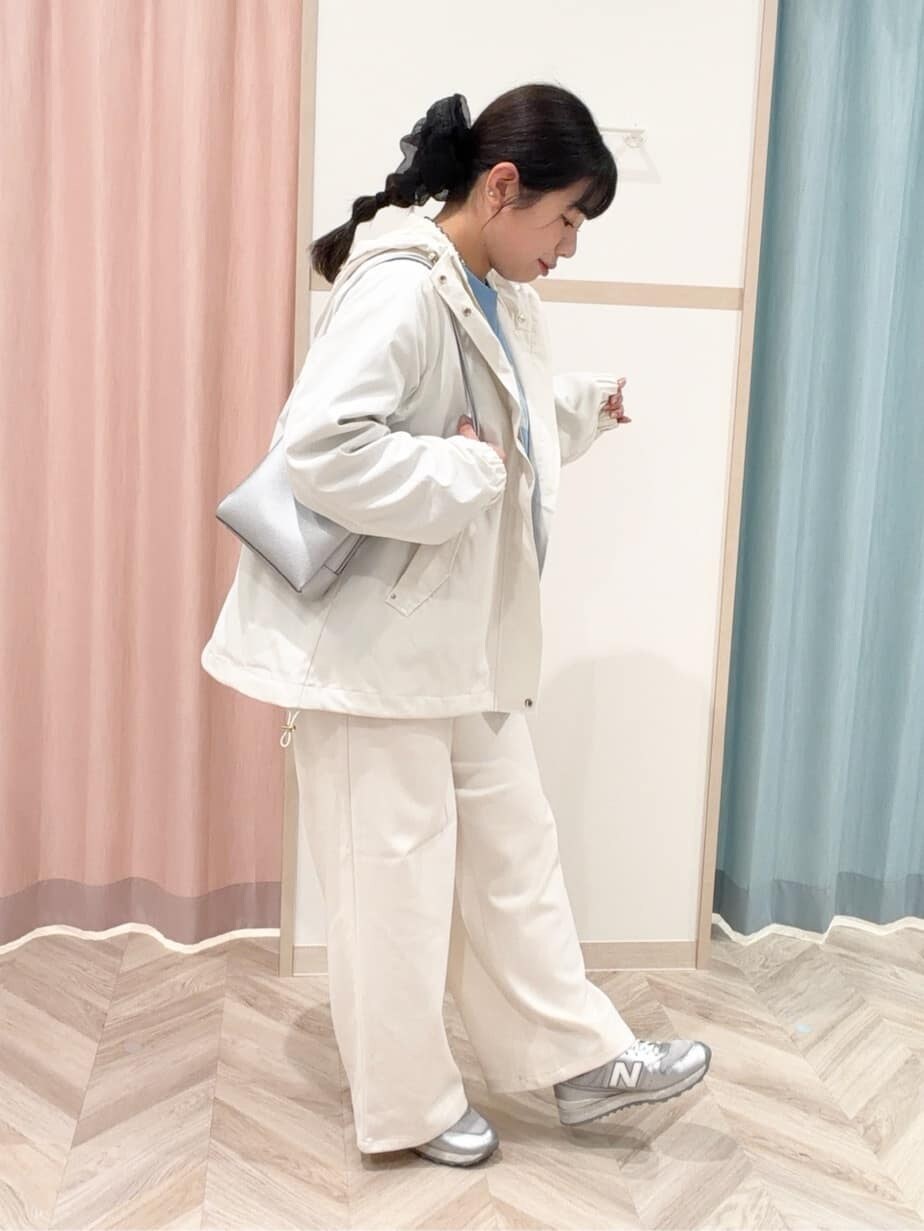 ホワイト系のその他パンツ、ホワイト系のブルゾン、ブルー系のスウェットを着用したレディースの冬コーディネートの3枚目の写真