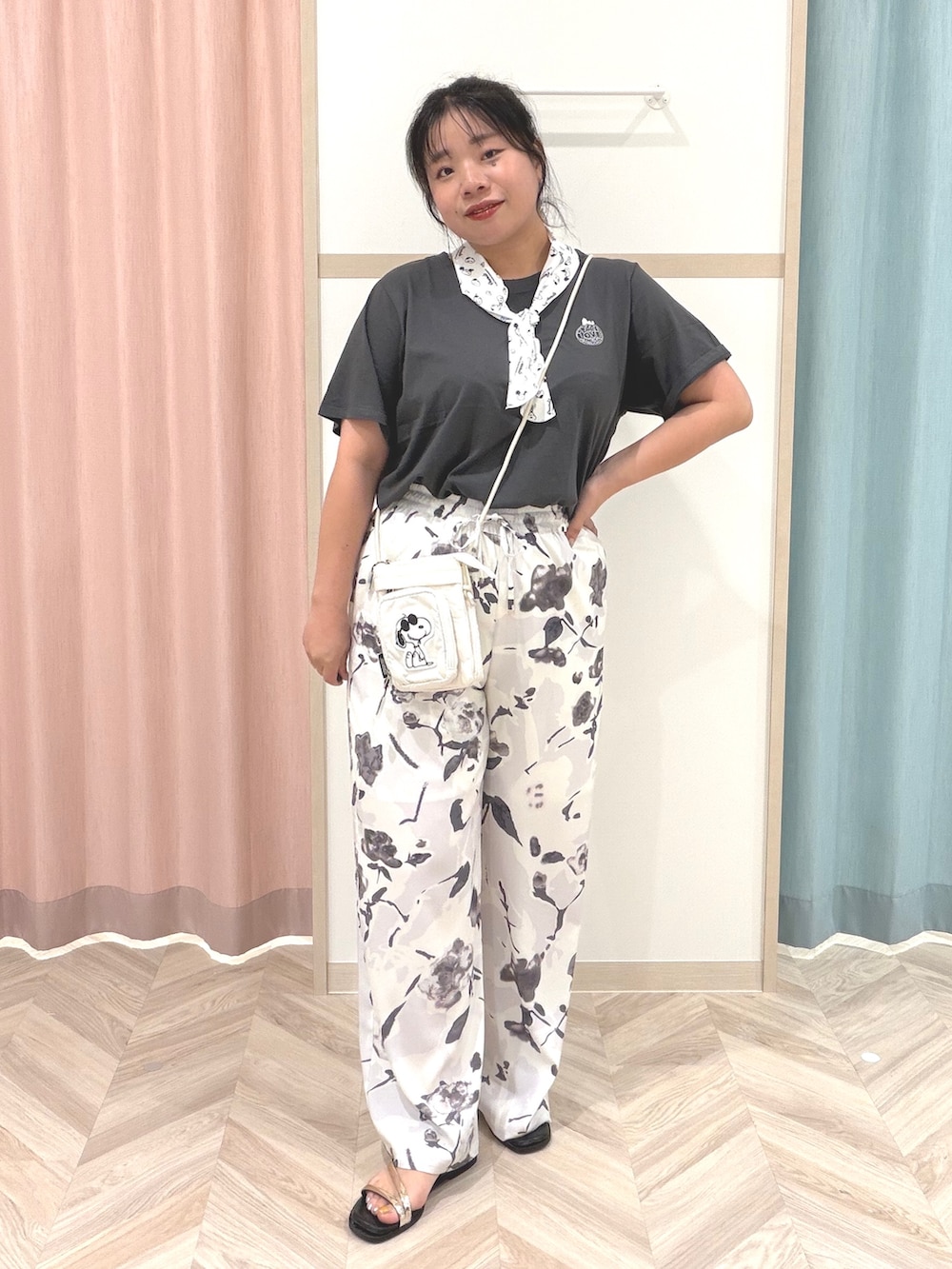 グレー系のTシャツ/カットソー、ホワイト系のその他パンツ、ホワイト系のバンダナ/スカーフを着用したレディースの夏コーディネートの2枚目の写真
