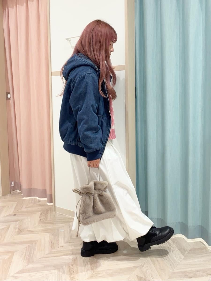 ブルー系のブルゾン、ピンク系のニット/セーター、ホワイト系のスカートを着用したレディースの秋コーディネートの3枚目の写真