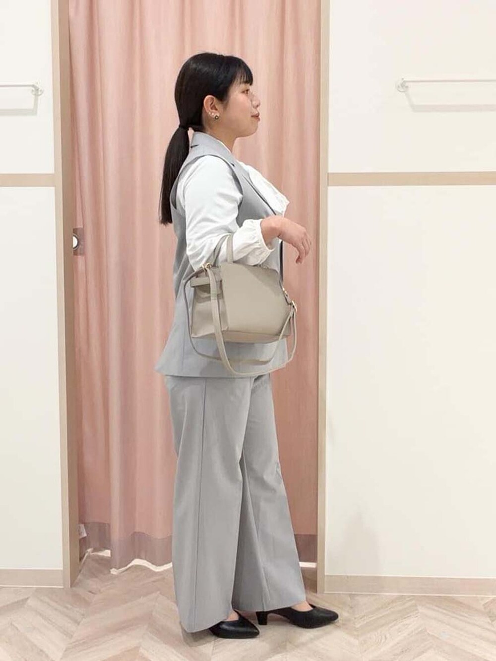 グレー系のベスト、ホワイト系のシャツ/ブラウス、グレー系のその他パンツを着用したレディースの冬コーディネートの4枚目の写真