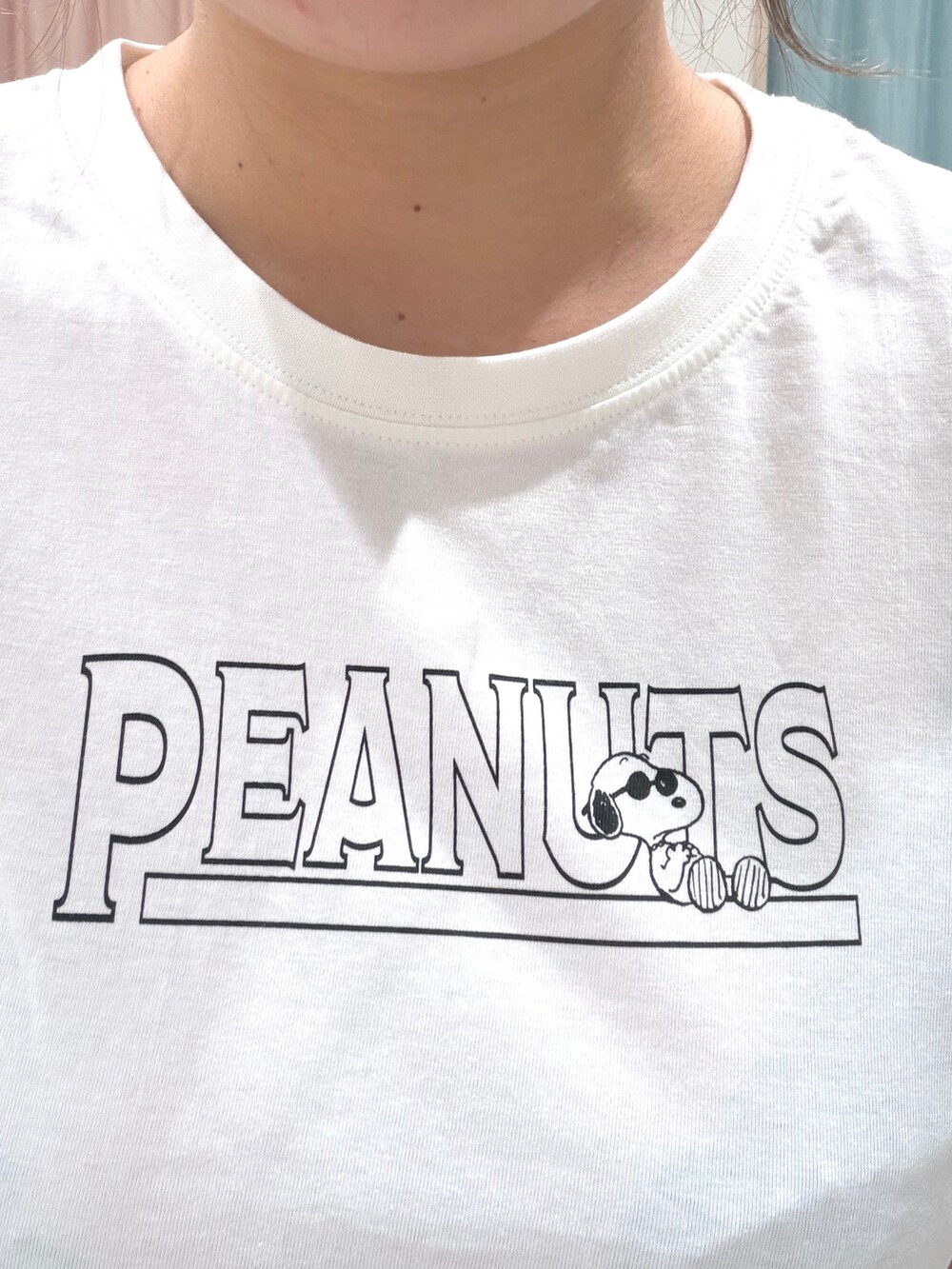 ホワイト系のTシャツ/カットソー、ブラウン系のその他パンツを着用したレディースの夏コーディネートの6枚目の写真