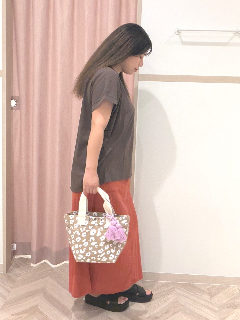 ブラウン系のTシャツ/カットソー、レッド系のスカート、ブラック系のサンダルを着用したレディースの夏コーディネートの4枚目の写真