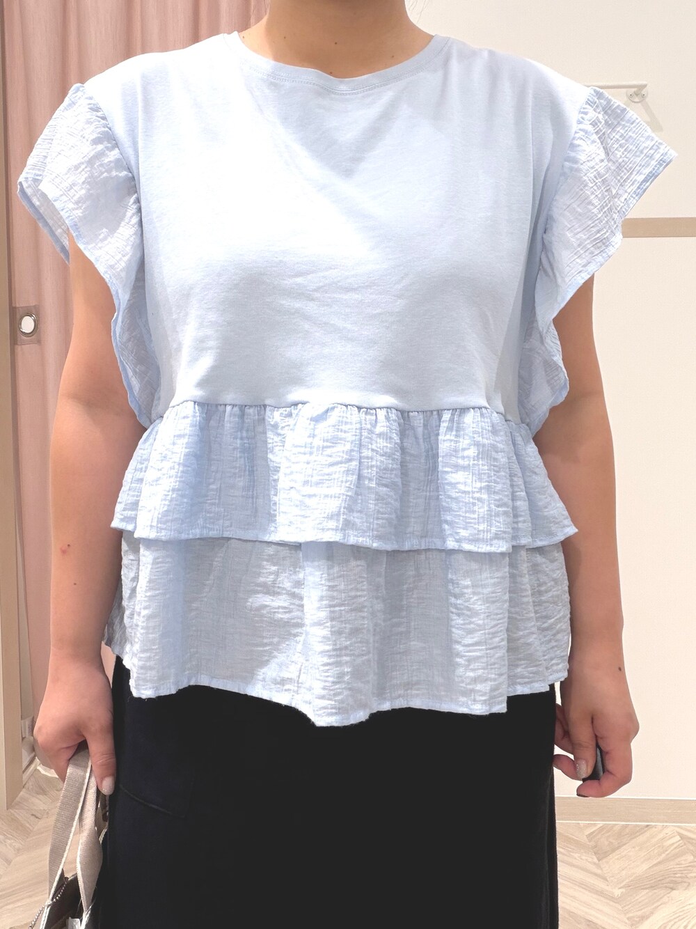 ブルー系のTシャツ/カットソー、ブラック系のスカート、ベージュ系のトートバッグを着用したレディースの夏コーディネートの5枚目の写真
