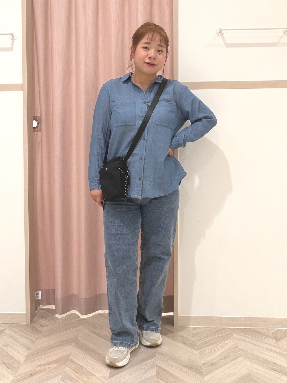 ゴールド系のタンクトップ、ブルー系のシャツ/ブラウス、ブルー系のデニムパンツを着用したレディースの夏コーディネートの2枚目の写真