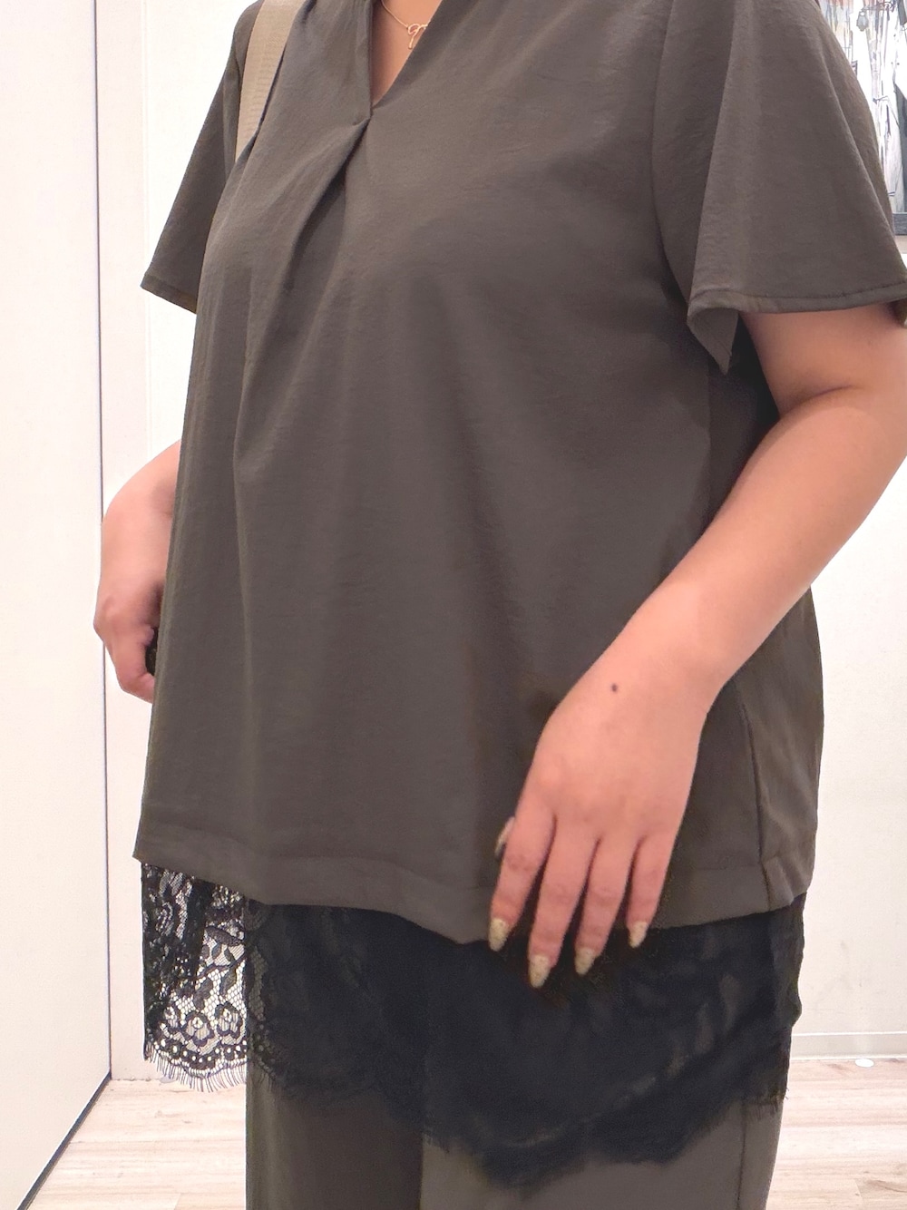 ブラウン系のシャツ/ブラウス、ブラウン系のその他パンツ、グレー系のサンダルを着用したレディースの夏コーディネートの6枚目の写真