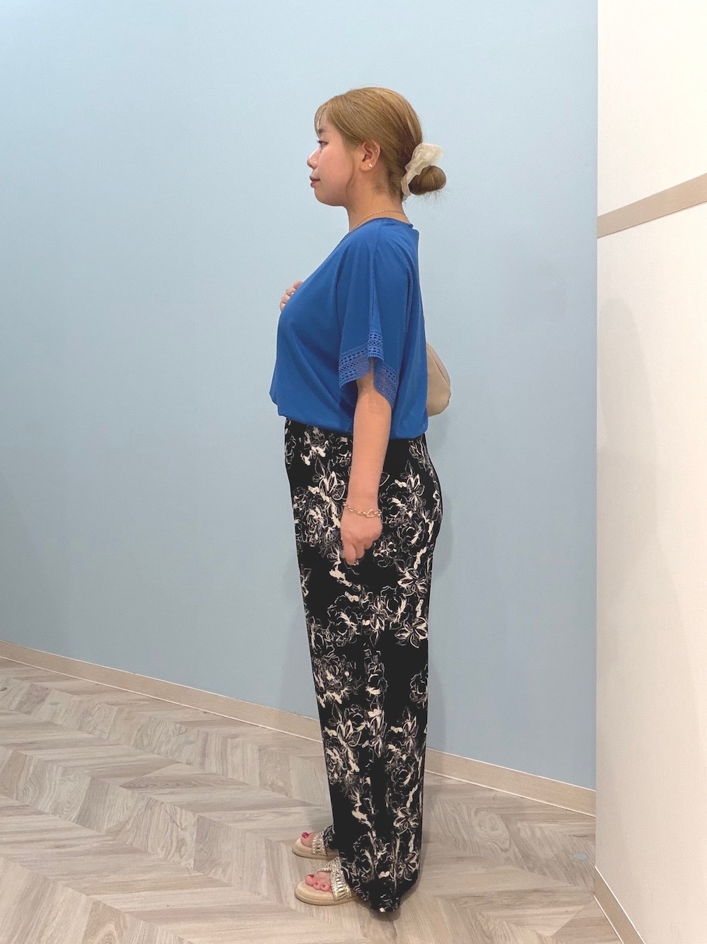 ブルー系のTシャツ/カットソー、ブラック系のその他パンツ、ゴールド系のサンダルを着用したレディースの夏コーディネートの5枚目の写真