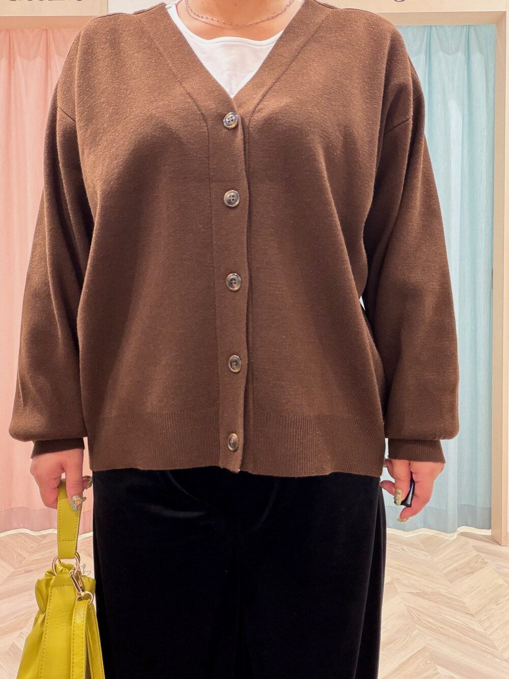 ホワイト系のTシャツ/カットソー、ブラウン系のカーディガン/ボレロ、ブラック系のその他パンツを着用したレディースの秋コーディネートの6枚目の写真