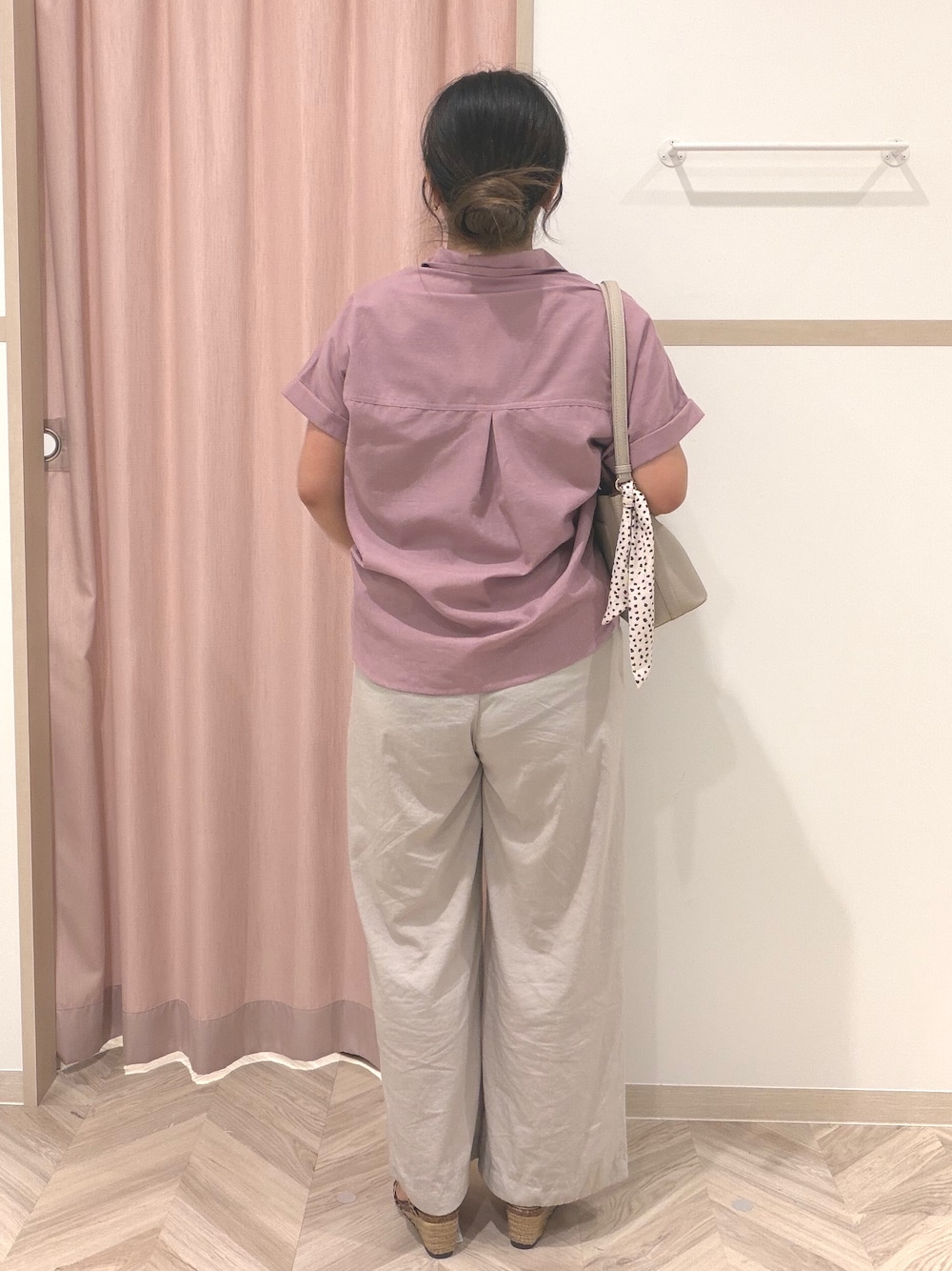 ピンク系のシャツ/ブラウス、ブラウン系のサンダル、ベージュ系のショルダーバッグを着用したレディースの夏コーディネートの4枚目の写真