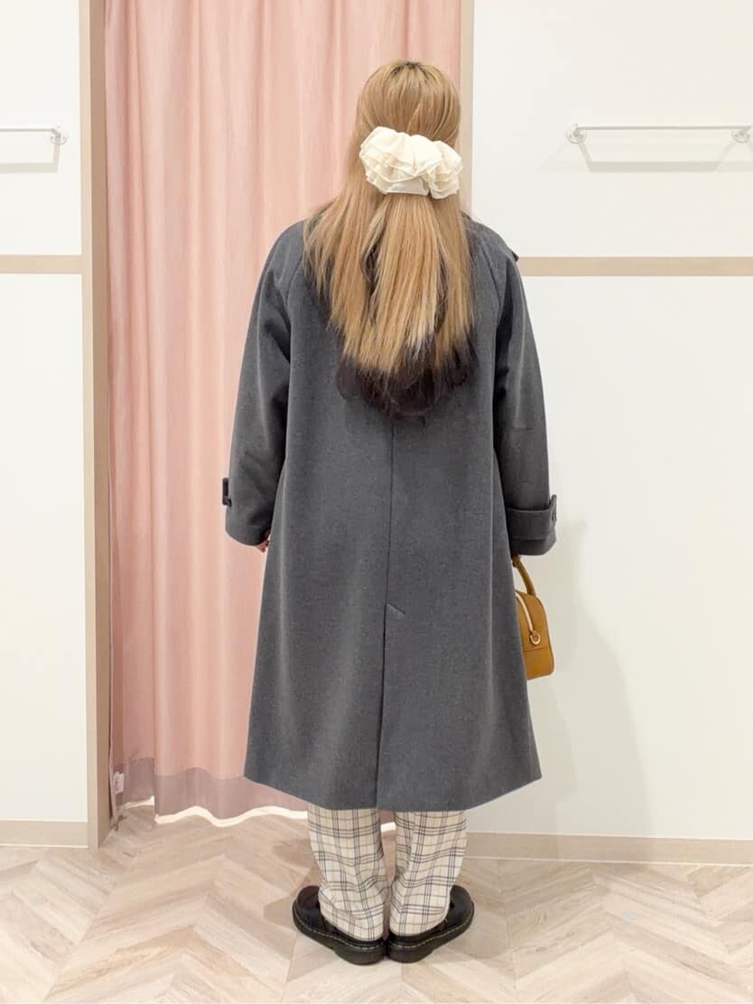 グレー系のその他アウター、オレンジ系のニット/セーター、グレー系のその他パンツを着用したレディースの冬コーディネートの5枚目の写真