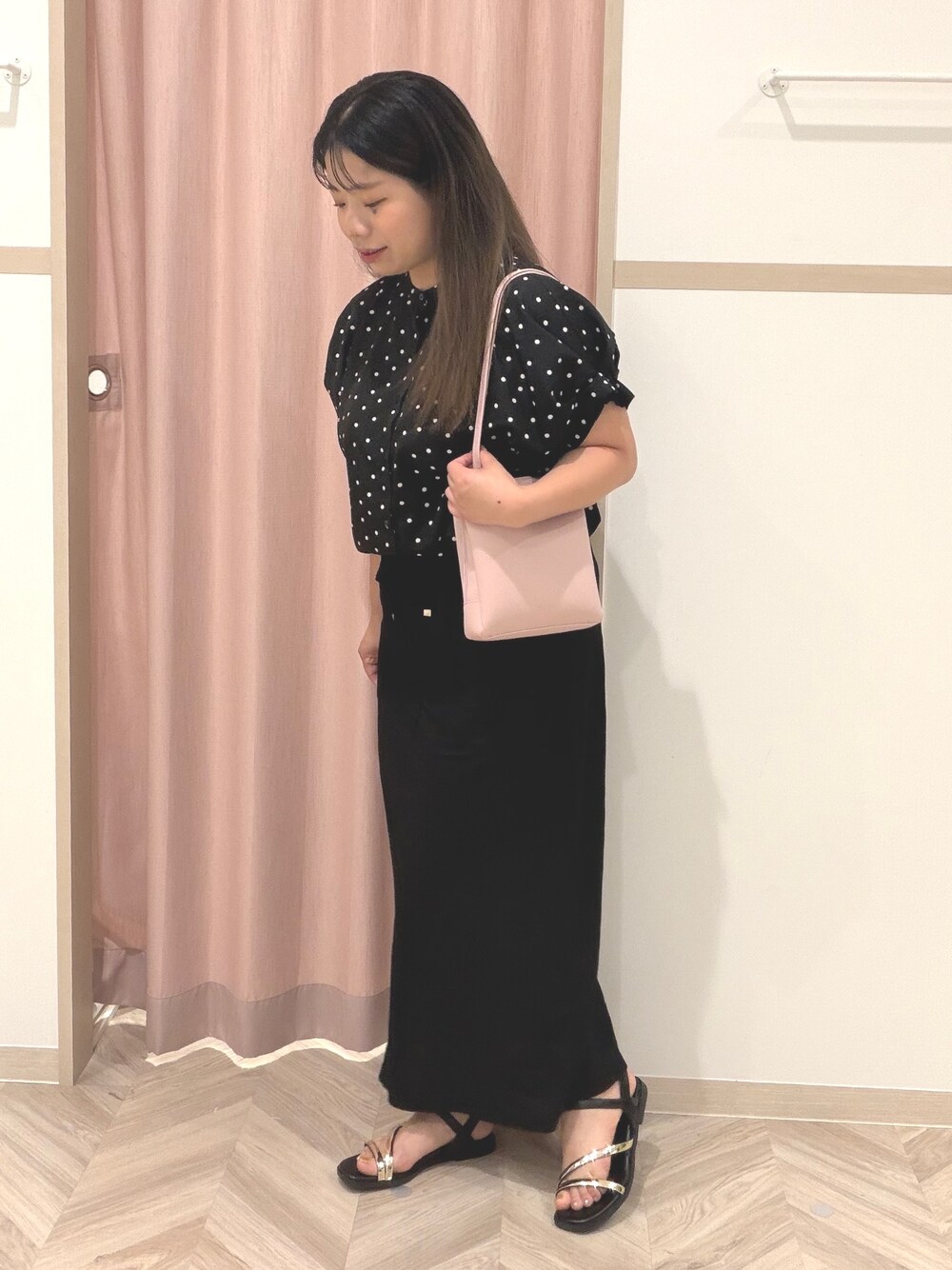 ブラック系のシャツ/ブラウス、ブラック系のスカート、ピンク系のショルダーバッグを着用したレディースの夏コーディネートの2枚目の写真