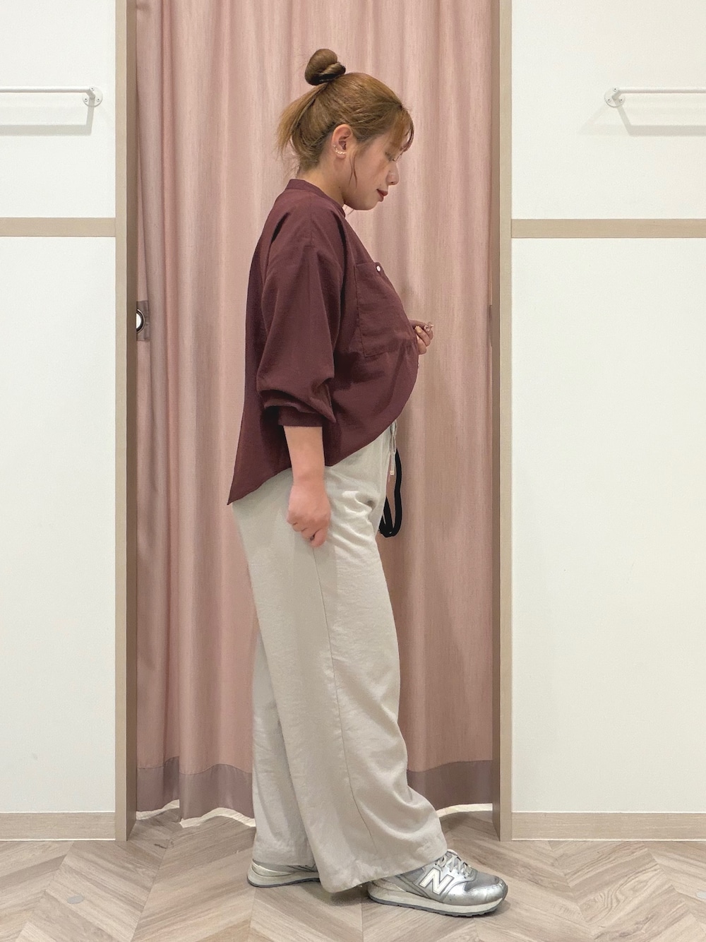 レッド系のシャツ/ブラウス、ベージュ系のその他パンツ、ブラック系のショルダーバッグを着用したレディースの秋コーディネートの4枚目の写真