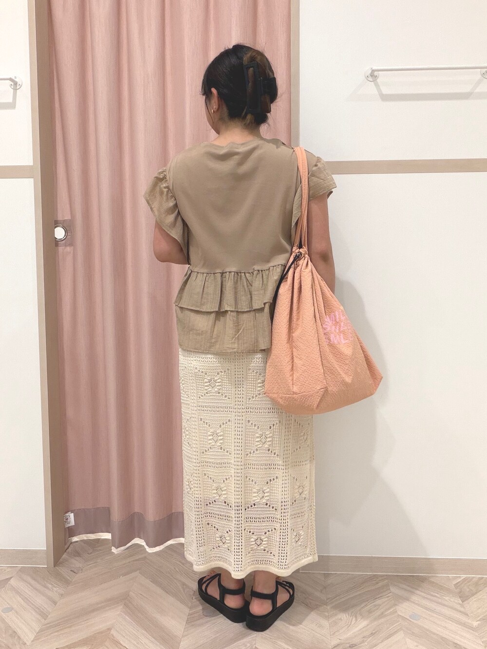 イエロー系のTシャツ/カットソー、ホワイト系のスカート、ブラック系のサンダルを着用したレディースの夏コーディネートの4枚目の写真