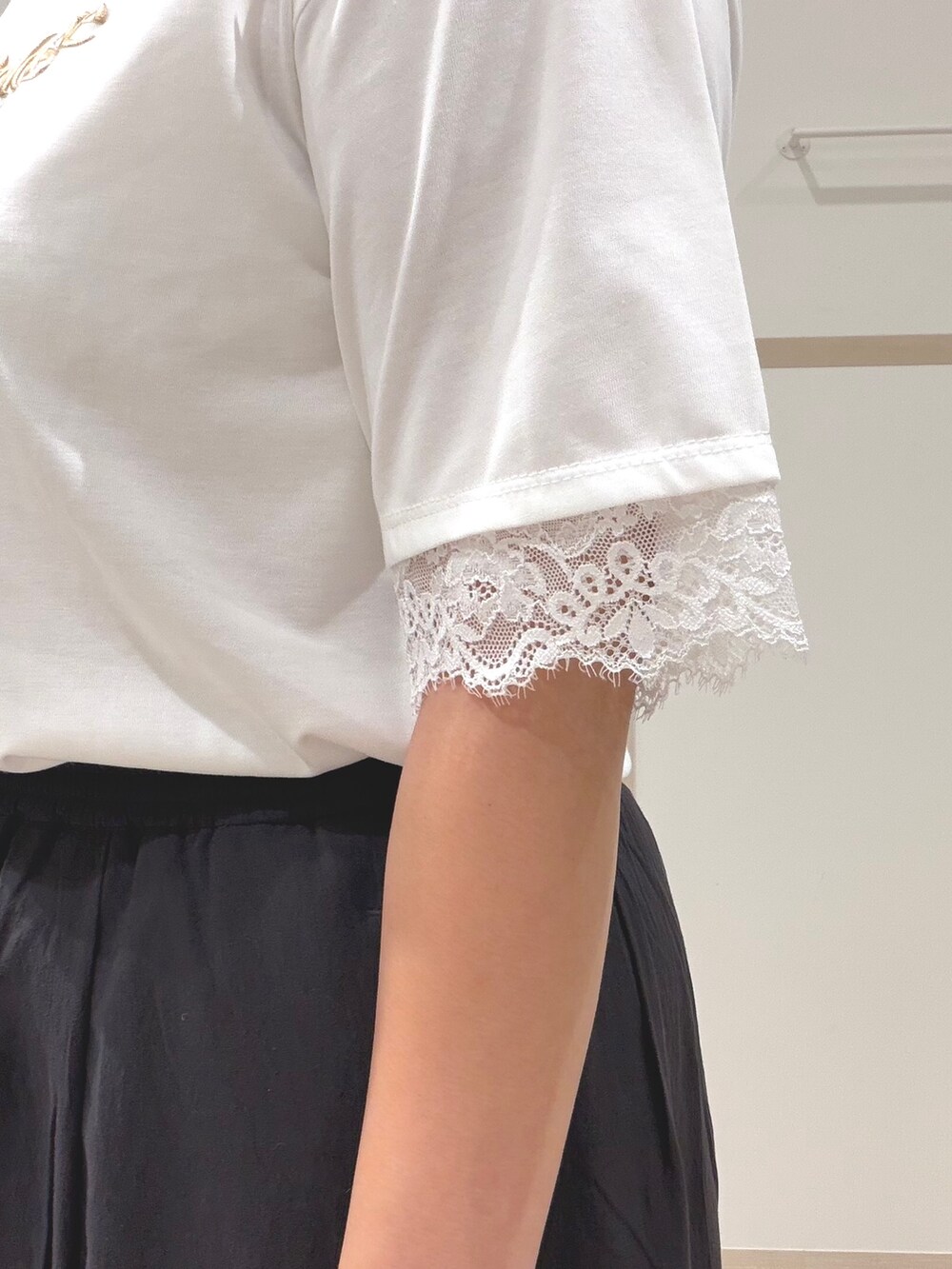 ホワイト系のTシャツ/カットソー、ブラック系のその他パンツ、ベージュ系のトートバッグを着用したレディースの夏コーディネートの5枚目の写真