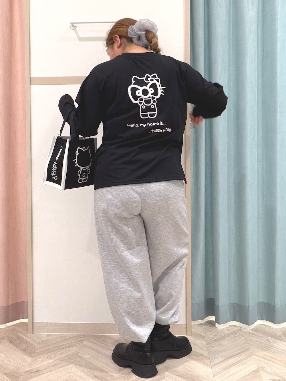 ブラック系のTシャツ/カットソー、グレー系のその他パンツ、ブラック系のブーツを着用したレディースの秋コーディネートの8枚目の写真