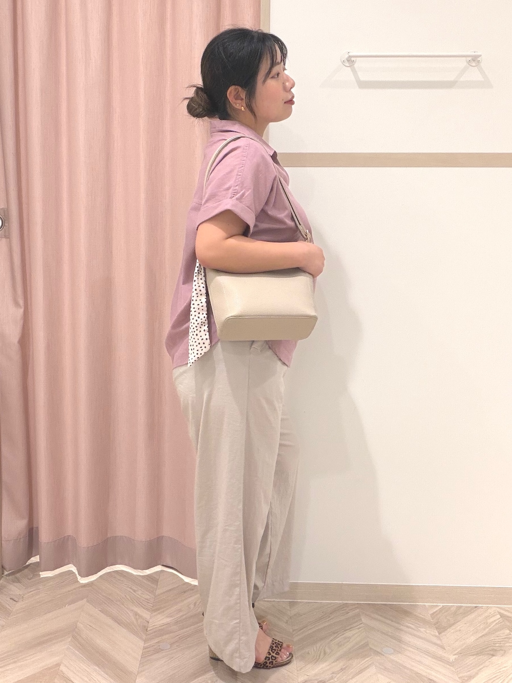 ピンク系のシャツ/ブラウス、ブラウン系のサンダル、ベージュ系のショルダーバッグを着用したレディースの夏コーディネートの2枚目の写真