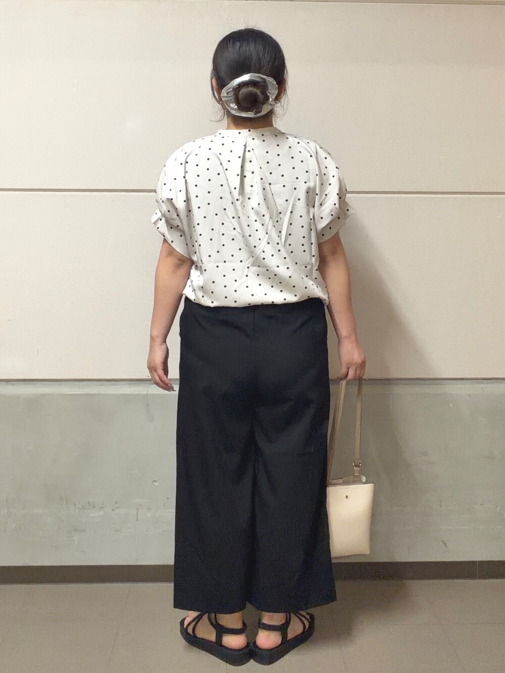 ブラック系のその他パンツ、ブラック系のサンダル、ベージュ系のショルダーバッグを着用したレディースの春コーディネートの4枚目の写真