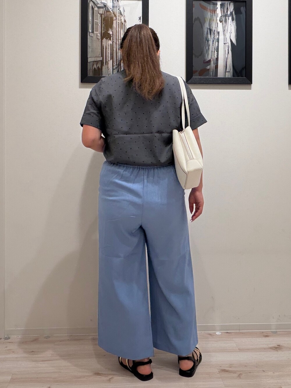 グレー系のシャツ/ブラウス、ブルー系のその他パンツ、ホワイト系のショルダーバッグを着用したレディースの夏コーディネートの4枚目の写真