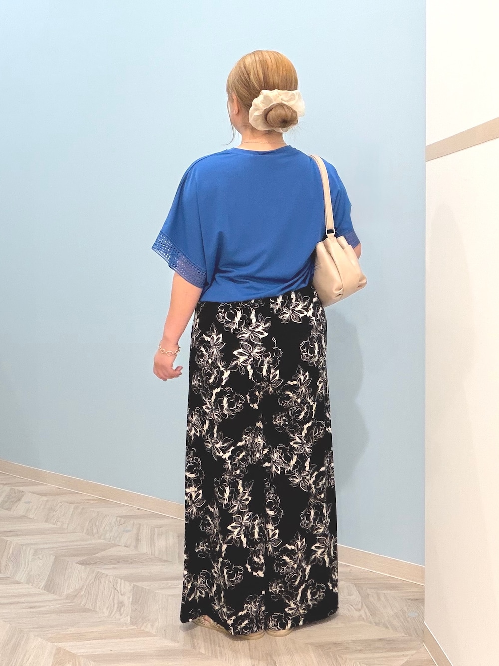 ブルー系のTシャツ/カットソー、ブラック系のその他パンツ、ゴールド系のサンダルを着用したレディースの夏コーディネートの6枚目の写真