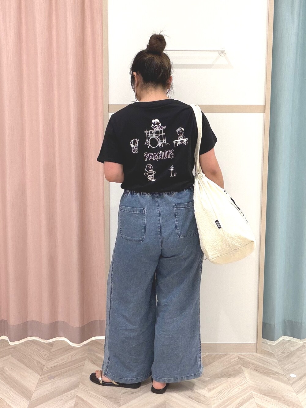 ブラック系のTシャツ/カットソー、ブルー系のデニムパンツ、ホワイト系のトートバッグを着用したレディースの夏コーディネートの5枚目の写真