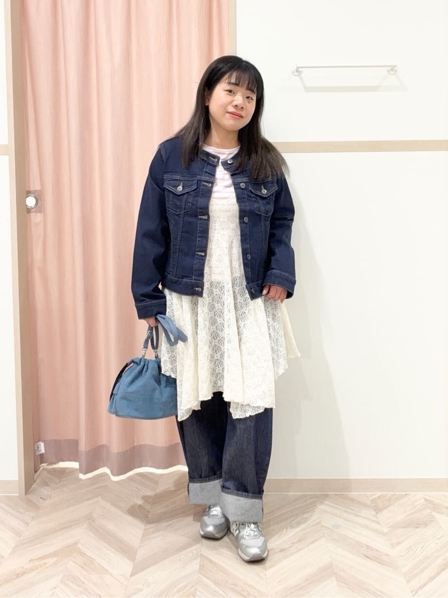 ブルー系のデニムジャケット、ピンク系のTシャツ/カットソー、ホワイト系のチュニックを着用したレディースの冬コーディネートの3枚目の写真