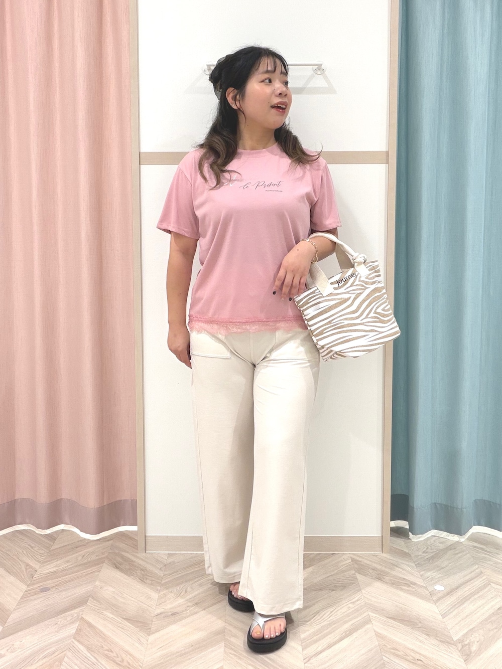 ピンク系のTシャツ/カットソー、ホワイト系のその他パンツ、シルバー系のサンダルを着用したレディースの夏コーディネートの2枚目の写真