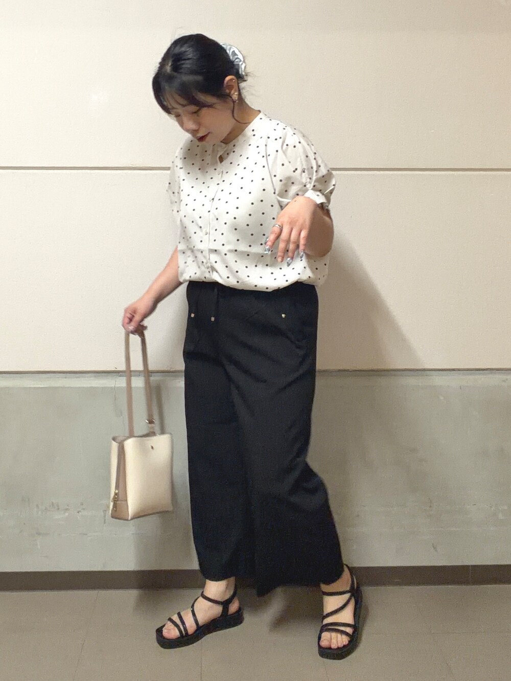 ブラック系のその他パンツ、ブラック系のサンダル、ベージュ系のショルダーバッグを着用したレディースの春コーディネートの3枚目の写真