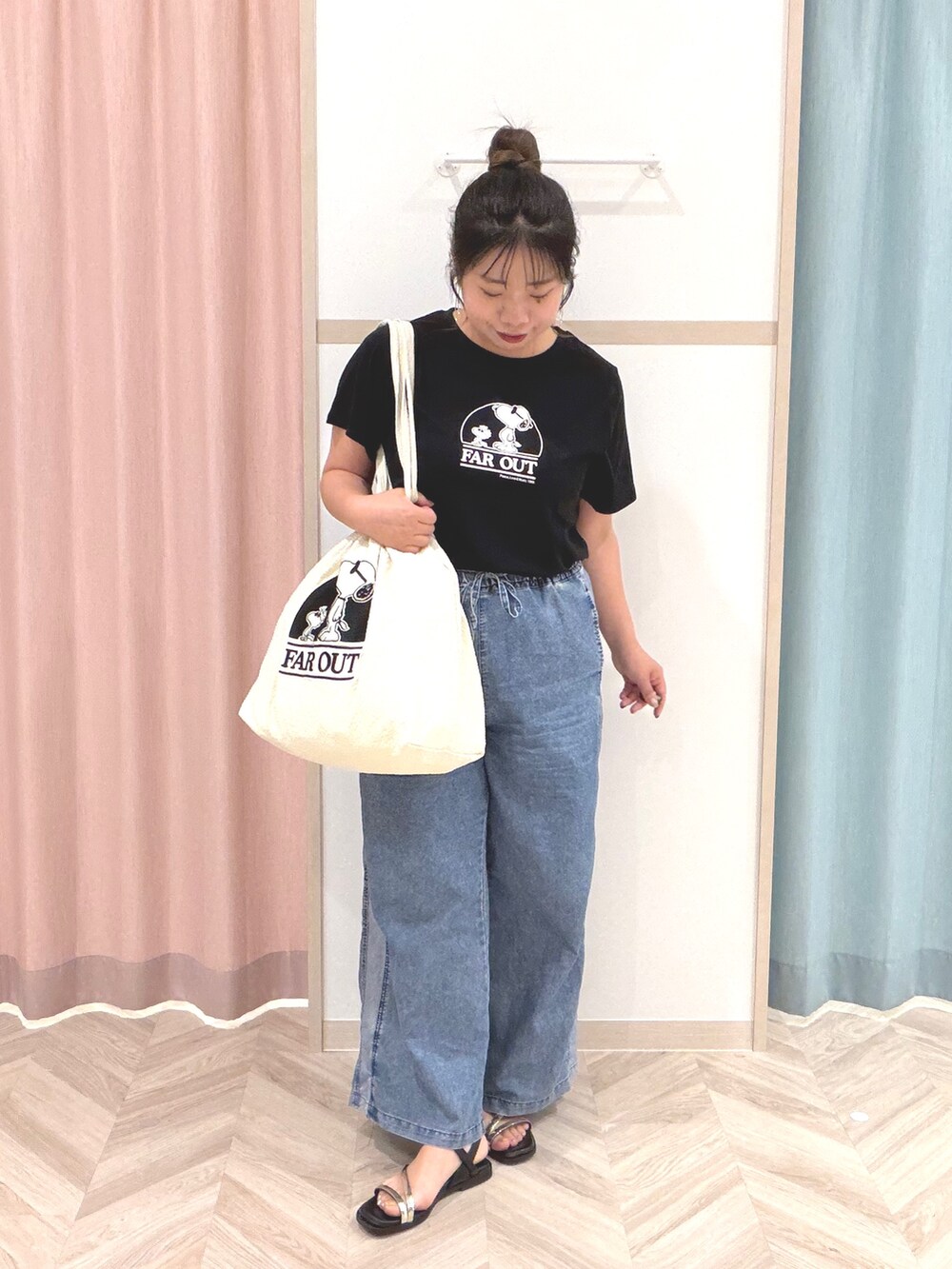ブラック系のTシャツ/カットソー、ブルー系のデニムパンツ、ホワイト系のトートバッグを着用したレディースの夏コーディネートの2枚目の写真