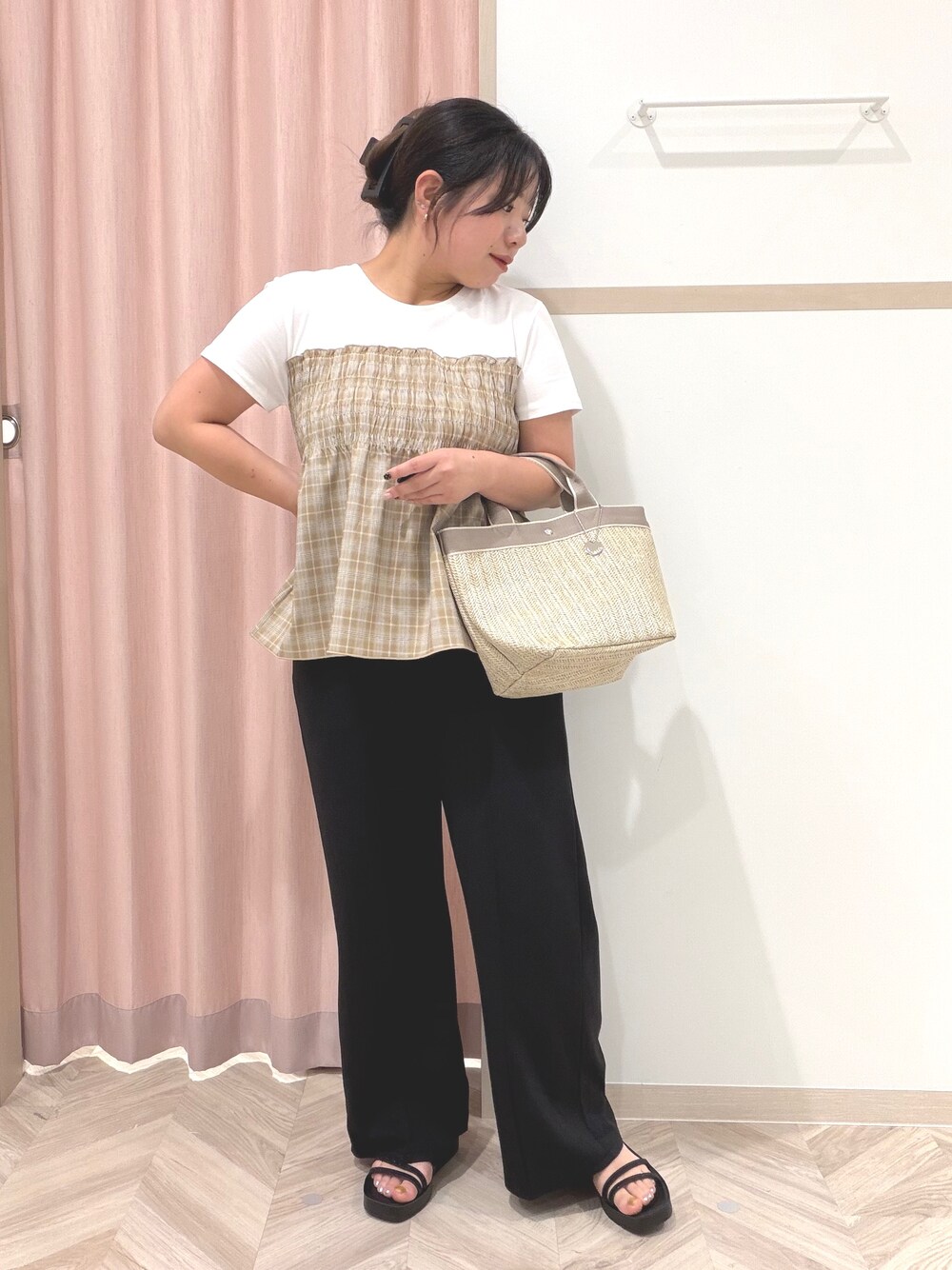 ベージュ系のTシャツ/カットソー、ブラック系のその他パンツ、ブラック系のサンダルを着用したレディースの夏コーディネートの2枚目の写真