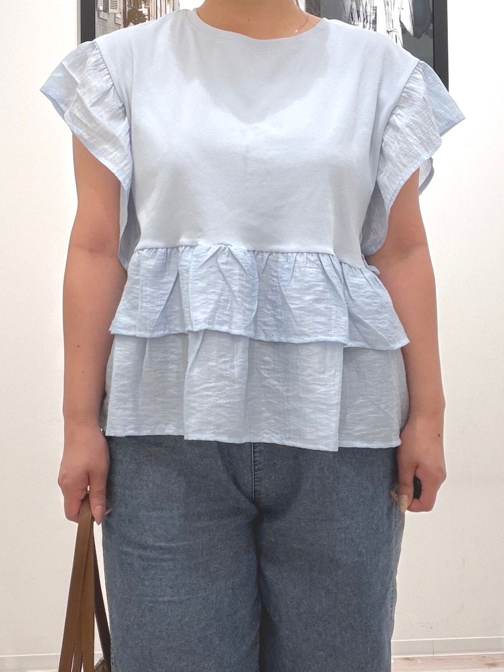 ブルー系のTシャツ/カットソー、ブルー系のデニムパンツ、ベージュ系のトートバッグを着用したレディースの夏コーディネートの7枚目の写真