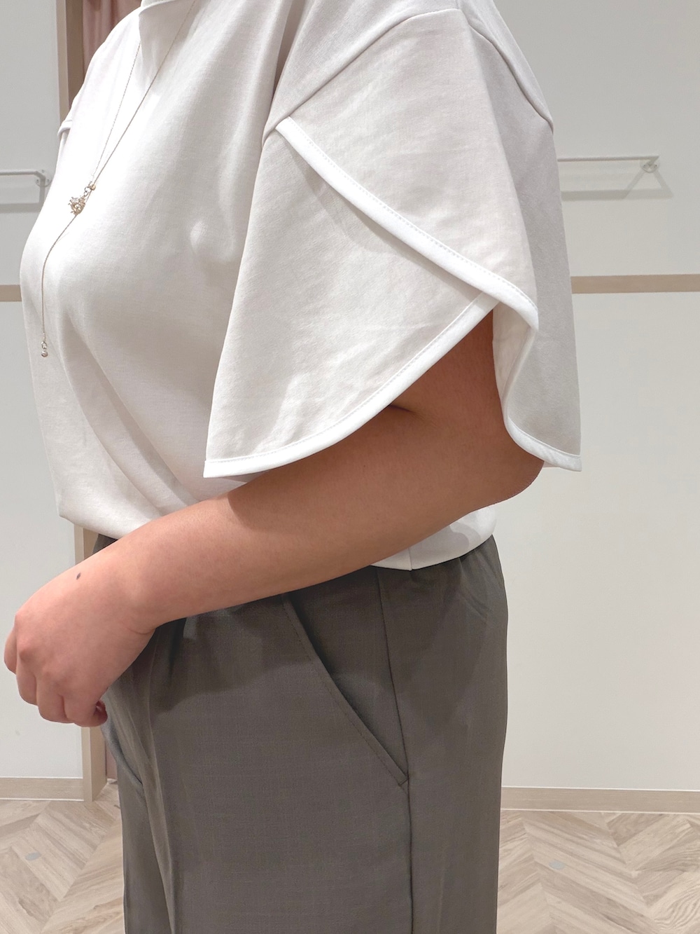 ベージュ系のTシャツ/カットソー、ブラウン系のその他パンツ、ブラウン系のサンダルを着用したレディースの夏コーディネートの6枚目の写真