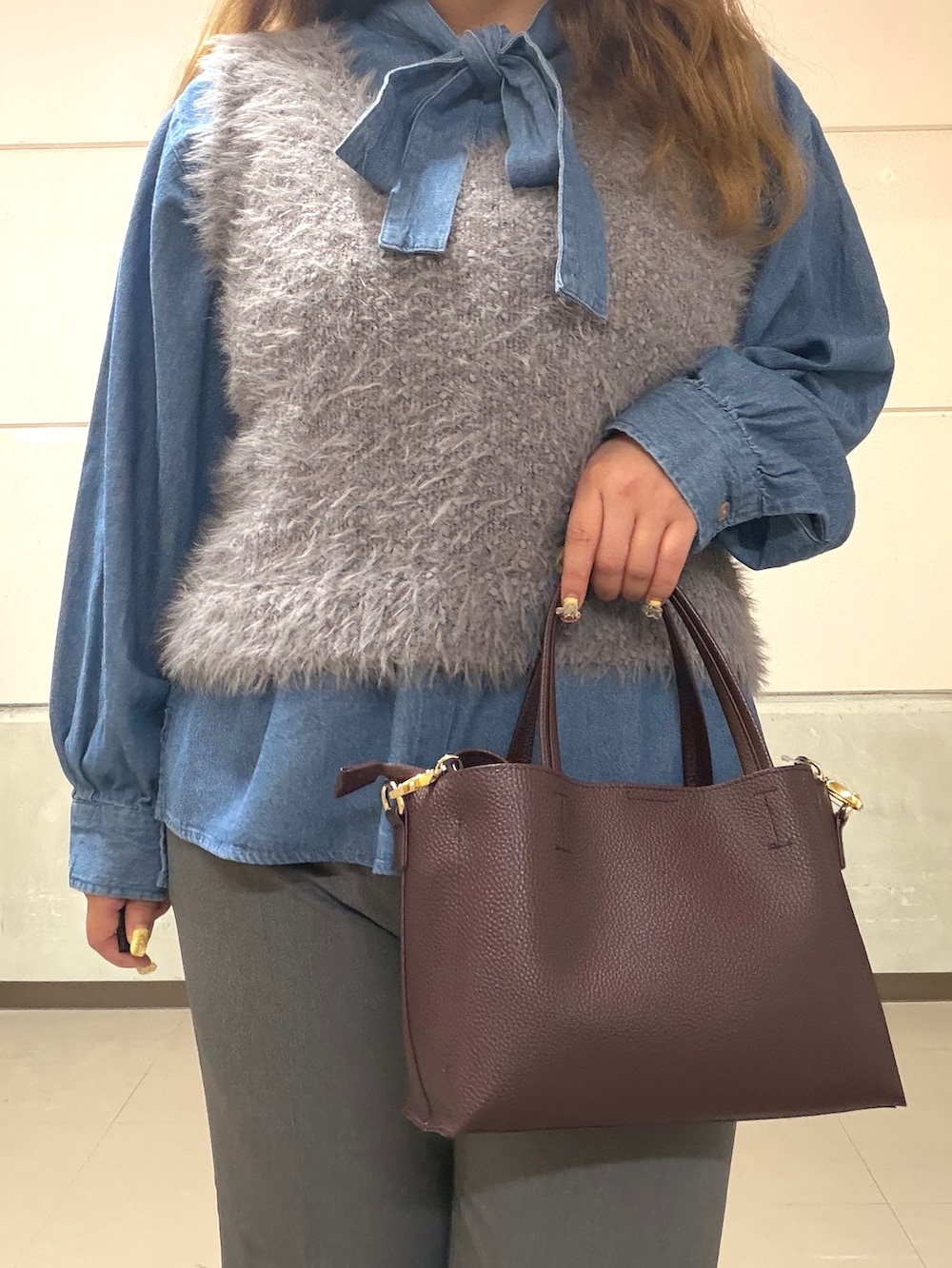 グレー系のベスト、ブルー系のシャツ/ブラウス、グレー系のその他パンツを着用したレディースの秋コーディネートの6枚目の写真