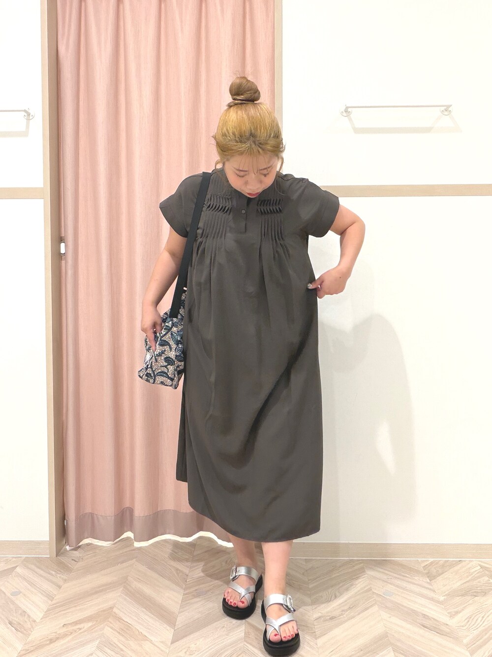ブラウン系のワンピース、シルバー系のサンダル、ベージュ系のショルダーバッグを着用したレディースの夏コーディネートの7枚目の写真