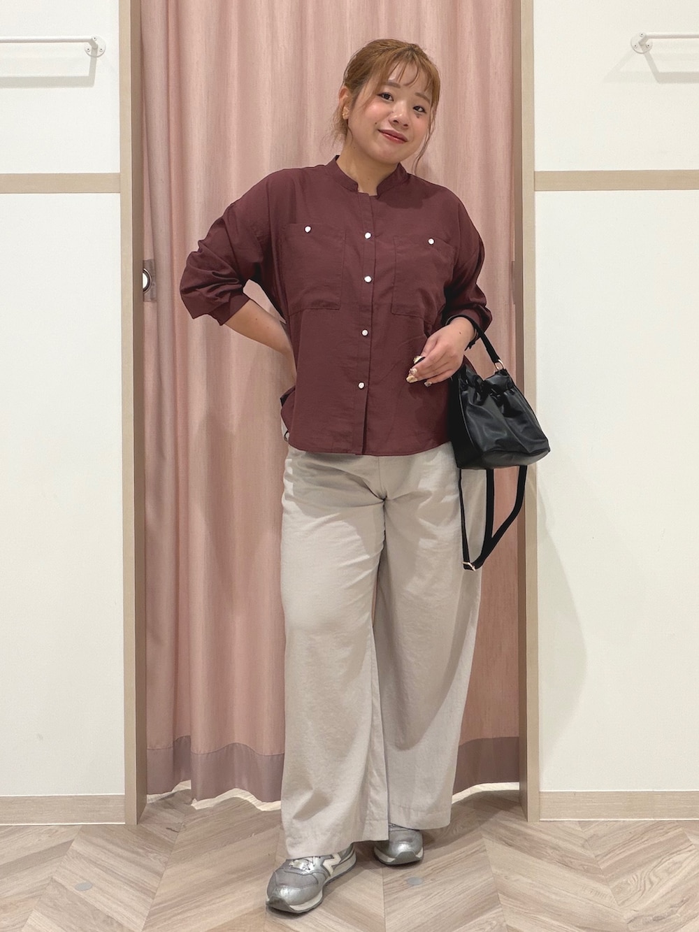 レッド系のシャツ/ブラウス、ベージュ系のその他パンツ、ブラック系のショルダーバッグを着用したレディースの秋コーディネートの7枚目の写真