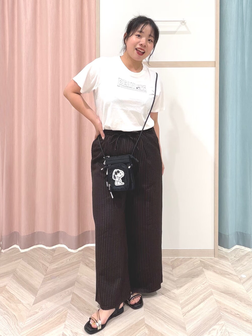 ホワイト系のTシャツ/カットソー、ブラウン系のその他パンツを着用したレディースの夏コーディネートの2枚目の写真