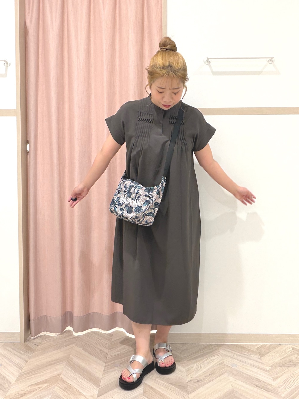 ブラウン系のワンピース、シルバー系のサンダル、ベージュ系のショルダーバッグを着用したレディースの夏コーディネートの6枚目の写真