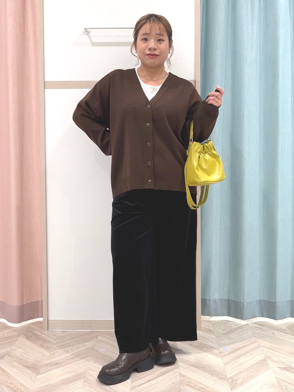 ホワイト系のTシャツ/カットソー、ブラウン系のカーディガン/ボレロ、ブラック系のその他パンツを着用したレディースの秋コーディネートの2枚目の写真