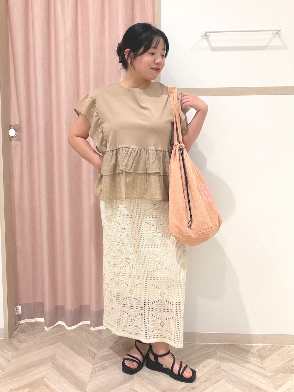 イエロー系のTシャツ/カットソー、ホワイト系のスカート、ブラック系のサンダルを着用したレディースの夏コーディネートの2枚目の写真